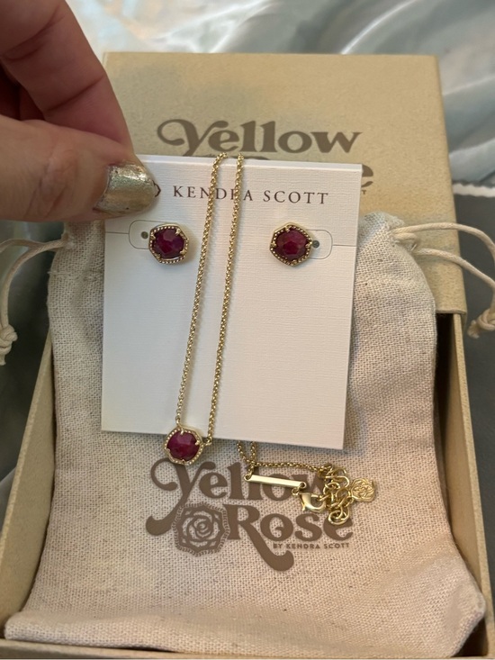 Kendra Scott Jewelry - Kendra Scott Davis Necklace and Earring Set in Gold Raspberry